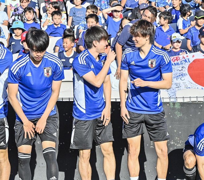 もはや「サッカー日本代表あるある」!? 現地の子供たちとの撮影会で「つい発生する“川崎系”選手の並び位置」の画像004