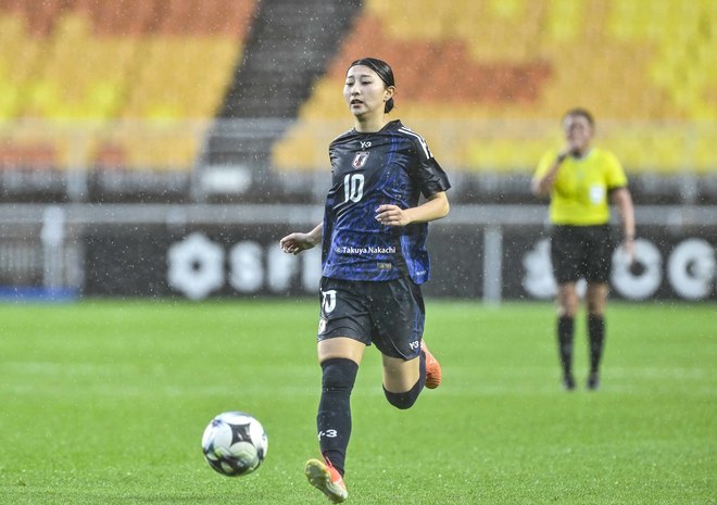 【塩越柚歩アルバム】E-1選手権最終戦で途中出場した「塩越柚歩の写真43枚」！ 雨に濡れながらも見せた華麗なプレー写真「なでしこジャパンー中国代表」の画像025