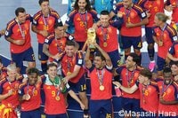 ｢なんで不燃ゴミ扱いw｣W杯優勝トロフィーのまさかの“持ち運び方”にツッコミ続々！｢ククレジャよ、トロフィーをそんなゴミみたいに…｣｢さすがにレゴだよね？｣