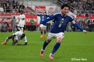 ｢眼福です｣キャプテン南野拓実の鮮やか“膝スラ”→中村敬斗の祝福ハグのピッチレベル映像公開！｢南野の一撃、ほんと美しかった！｣｢南野の膝スラ大好き」の画像