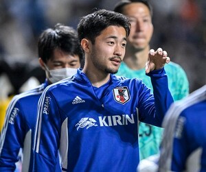 ｢ワールドクラスの選手｣!! 菅原由勢への｢ラボーナアシスト未遂｣が話題に！ スウェーデン代表FWイェスパー・カールションが見せた完璧すぎるテクニックの画像