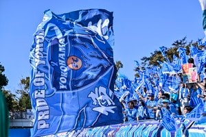 「て、天才…????」J1横浜FCの「ユニフォーム柄ポンチョ」が他クラブファンをも魅了！「これは新しい！」「どこのチームのサポも求めてます」などの声の画像