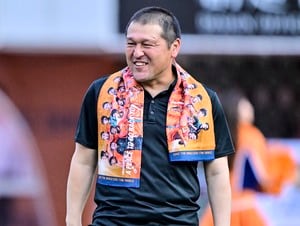 「話が一切入ってこない」J2清水・秋葉監督がインタビューで話し出すと同時に持ち上げる”あるもの“が視線を奪い「ズルいわw」と大反響！ 他サポーターも笑うまさかの映像の画像