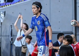 「サプライズでお祝いしてもらいました」結婚したばかりのサッカー日本代表DFがピカチュウとの祝福姿を公開！ 世界的有名なナイトプールに入る姿などリラックスオフ姿の画像