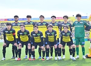 「この企画すごい」J1柏のスタジアム内に現れた「濡れない足湯」に称賛広がる！「斬新」「タオルも要らないの良い！」などの声の画像