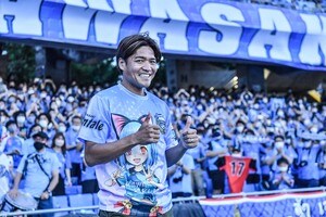 「ながっ」「え、何人前ですか?」元サッカー日本代表・大久保嘉人氏がカタールで目撃した「超ロングナン」が話題沸騰! 本人は「全部食べれないんですけど」とコメントの画像
