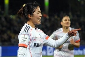 ｢素敵なお姉さん｣｢人生初｣バイエルン20歳至宝MF谷川萌々子が黒のロングコート姿でクリスマスマーケット満喫！｢なんだか嬉しかったです｣と自身の写真も発見！の画像