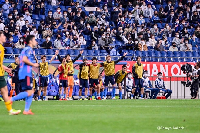 まさかの居残りラン！サッカー日本代表・板倉滉ら「控え4選手」が試合後に見せた「埼スタ猛ダッシュ」の画像