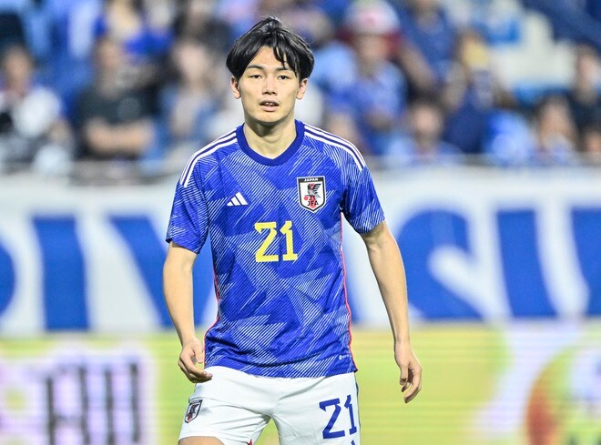 「ユニフォーム姿可愛すぎる」サッカー日本代表FW上田綺世の妻・由布菜月さんが「21番ユニ」を着て現地応援! SNSに「残りの試合も全力で応援します」と綴るの画像