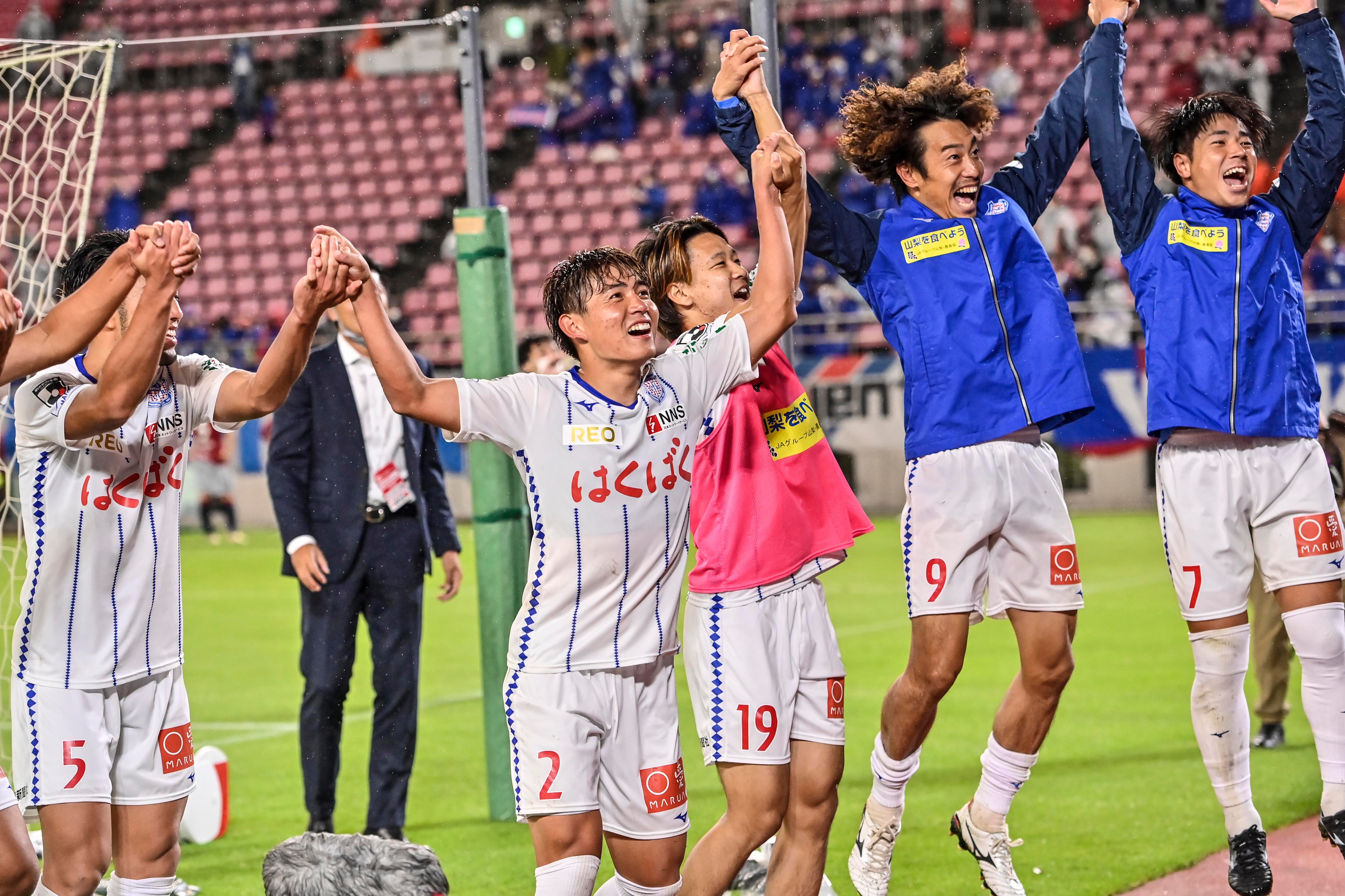 体張り過ぎ 気合いの入れ方が違うw 天皇杯決勝を前にj2ヴァンフォーレ甲府のキャンプ地の職員が 滝行 で激励 ユニフォーム姿で冷たい水に打たれながら フレフレ甲府 と叫ぶ動画が2 7万回再生 概要 J