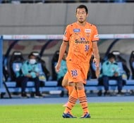 「これは太っ腹すぎる...!」J2ロアッソ熊本のホームゲームでの来場者プレゼントTシャツに歓喜の声が広がる！ 選手の名前が記された、クラブカラーのデザインの画像