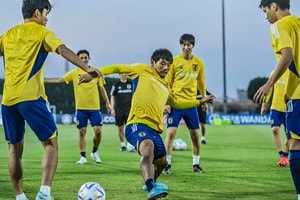 守田英正が合流で、サッカー日本代表が今大会の練習で初めて26人揃う！ ボール回しにも参加し、キレのある動きを見せつける！の画像