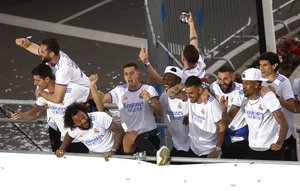 ベンゼマ、モドリッチが大はしゃぎ！クルトワは「199センチ高身長が裏目」に出る！レアル・マドリードが「ラ・リーガ35回目の優勝パレード」【動画】の画像