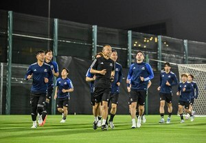 「凄い！ これは商品化…」J1横浜FMの特製「厨房戦闘服」に称賛続々！「エプロンぜひグッズ化で」「コックコートめっちゃカッケー欲しいな」などの声の画像