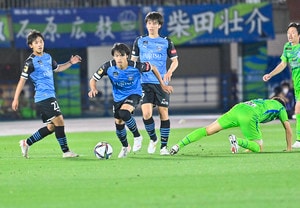 湘南―川崎で珍事！ 村井満チェアマンがカメラマンとして川崎を撮影していた！の画像