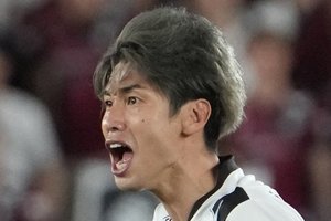 ｢えぐいマダム感！｣元日本代表FW大迫勇也の美人モデル妻、“オーラ全開”2ショットに吉田麻也が反応の画像