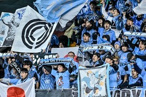 「え、マイク！」「まじこれ凄いことやぞ」伝説的ロックバンドメンバーの川崎ユニフォーム姿にファン大興奮！「激アツすぎる」「Basket Caseいっぱい歌いたい」の声の画像