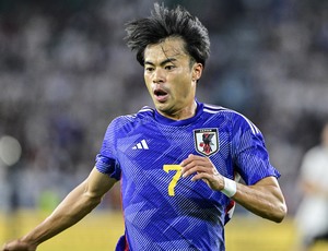 「ファティと飯食ってんのあちぃ」三笘薫がチームメイトと食事をする「口にいっぱいモグモグ映像」公開でファン歓喜！「かわいいみとまん！」と最新姿が大反響の画像