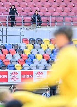 サッカー日本代表が田中碧の本拠スタジアムでアメリカ戦に向けた練習を行う！ 長谷部誠も見守る中、冒頭15分を報道陣に公開！の画像