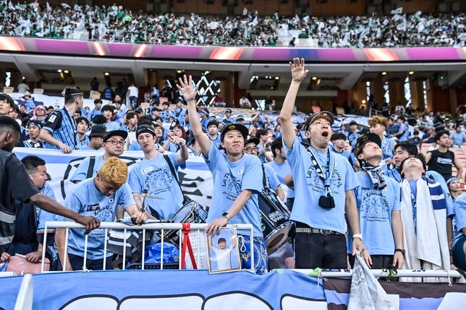 【サポーターアルバム】サウジアラビア・ジェッダ開催のACLE決勝に川崎サポーター700人が集結！ 現地で声援を送ったサポーター写真78枚「アル・アハリー川崎フロンターレ(1)」の画像039