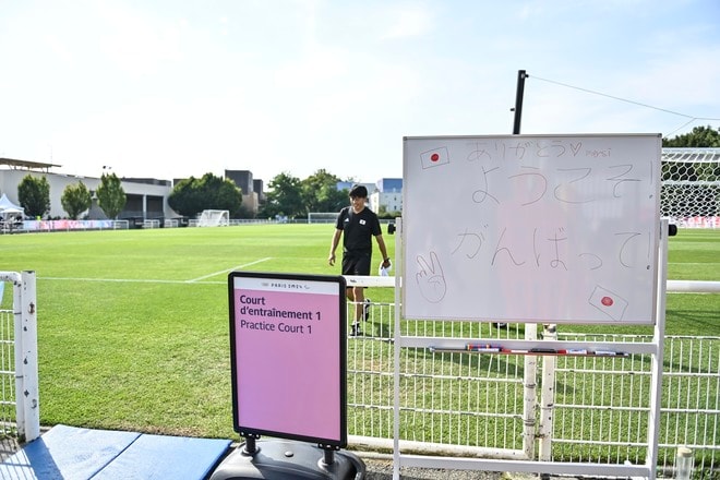 パリ五輪・サッカー日本代表が使用する練習場のピッチ横のホワイトボードに「ひらがなでの粋なメッセージ」！ 2連勝の地・ボルドーから移動したナントで“嬉しい応援”の画像005