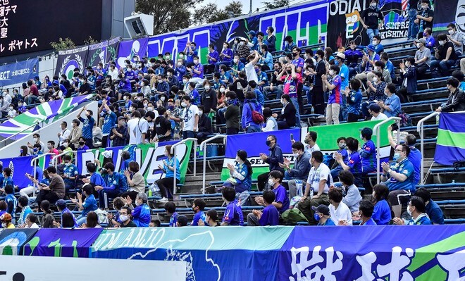 「ボールなのか?雪なのか?」J2大分トリニータと徳島ヴォルティスの「雪中トレーニングマッチ」に困惑の声続出! さらに、映像の変化に「ナイスゴール」「鹿児島も寒そう」からの「雪国やないか」とまさかの3段オチの画像