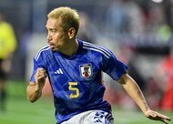 「セインツのレジェンドやないか」吉田麻也が三笘薫の試合を観戦!現地記者がスタンドでのサッカー日本代表DFの姿を撮影し、日本のファンから大反響の画像