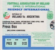 後藤健生の｢蹴球放浪記｣第236回｢後藤健生の世界イヌネコ放浪記｣の巻(2)驚いたパリ地下鉄の｢リードのない｣大型犬と、住む国で違う｢横向きか腹ばいか｣犬の寝相の画像