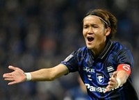｢決まる前にバンザイしてる｣G大阪FW宇佐美貴史が美しすぎる絶妙ラストパス！ 直後に見せた“確信バンザイ”が話題！｢これは神連携｣｢また一つ、宇佐美貴史のベストアシストに加わった｣