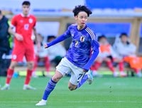 ｢スペインか！楽しみ！｣日本が誇る28歳の魔法使い、“城彰二の古巣”加入ムービーに反響！伝統の白×紫ユニ姿でのリフティング＆マジック宣言に｢かっこよすぎるやろ｣