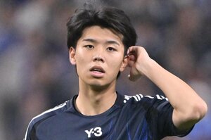 ｢2枚目高井のサービスショット笑｣トッテナム移籍の日本代表DF｢メディカルチェック中の一コマ｣に反響｢いい笑顔｣｢グラビアデビューしたのかと｣の声の画像