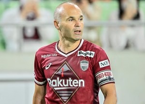 「無双‼️」「どんなこと考えてやってんねやろ」元スペイン代表のヴィッセル神戸MFアンドレス・イニエスタのJリーグの「超絶テクニック映像」が24万回再生！ 相手選手がまったくついていけない「魔術的足技」の画像