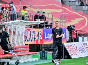 「3枚目ぐでたまやんw」新天地デビューを控えるFW中島大嘉の“名古屋完全仕様”の写真にファン爆笑！「ほんと可愛い奴だな」「ユニフォームめっちゃ似合う！」の声の画像