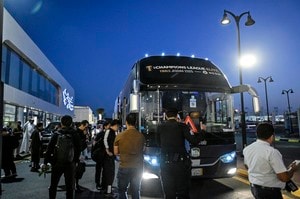 「朝5時に着いて1人だけここまでノれるの面白すぎる」川崎FW山田新がACLE決戦の地に到着するや「現地歓迎団とノリノリダンス」踊って大反響！ 朝4時到着もバス発車直前まで踊り続けるの画像