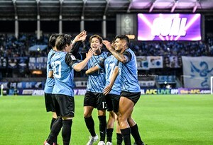 「放送室でもユニ姿なのだなと改めて…」J1川埼が公開したACLE上海海港戦の裏側映像で「放送の2人」に注目集まる……「ロッカールームめちゃ映してくれるのええよな〜〜」とお宝映像に賛辞の画像