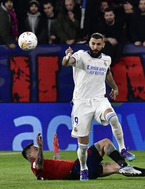 「5000いいね」レアル・マドリードのフランス代表FWベンゼマ「ダッシュ競争」でレフェリーに抜かれた！96分に魅せた「無限の体力」と話題に【動画】の画像