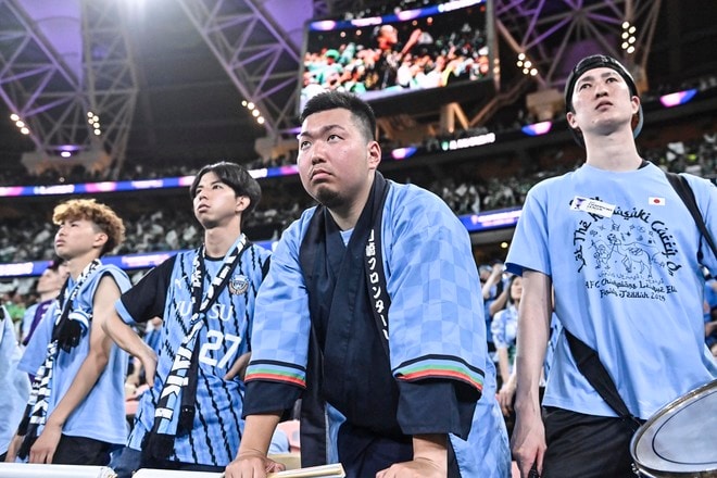 【サポーターアルバム】ACLE決勝で敗退した川崎サポーターの涙の姿……試合後、現地で感情を爆発させたサポーター写真51枚「アル・アハリー川崎フロンターレ」の画像024
