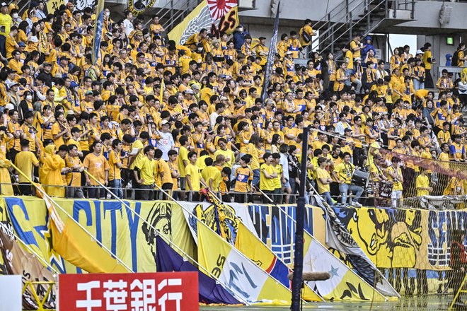 【仙台サポーターアルバム(1)】千葉戦に2000人が駆け付けたベガルタ仙台のサポーター写真99枚！ 雨中で声援鳴り響かせた「ジェフユナイテッド千葉ーベガルタ仙台」の画像048