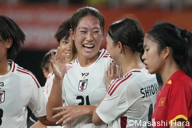なでしこが2戦連続の8得点！ 攻撃をリードして得点も決めた塩越柚歩が笑顔で仲間を祝福！背番号10もゴールに歓喜！ 最終戦の相手にいる日本からの帰化選手3人もチェック！【日本女子代表vsベトナム女子代表】激闘PHOTOギャラリーの画像007