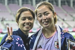 ｢可愛い過ぎてアカン｣なでしこ長谷川唯＆清水梨紗のカフェタイム、｢外に出たら元気出た日｣の自然体オフショットが話題！｢眩しい｣｢笑顔最高｣の声の画像