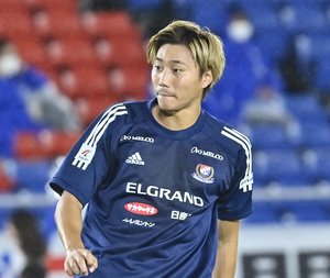 複数の角度から見返したくなる軌道！　横浜M・松原健「魔弾となった先制ゴール」の画像