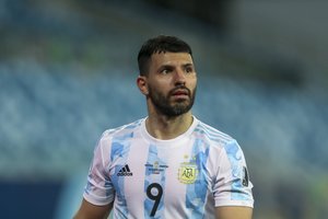 「気まずそうな顔しとる」元アルゼンチン代表FWアグエロ、カタールワールドカップに向かう機内で「ブラジル代表サポーター」を発見! ファンから「こんな奇跡あるもんだね」の声挙がるの画像