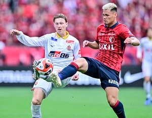 「俺ならよけるね」鹿島DFによる、弾丸ミドルを「正面ヘディング守備場面」が話題に！ 不穏ゴール後の気迫プレーに「ヘディングでブロックするとは」と驚きの声上がるの画像