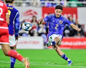 サムライブルー「唯一の課題」を解決した右サイドバック【サッカー日本代表「2023年急成長の鍵」となった菅原由勢】(1)の画像