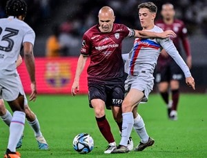 「皆んな神戸のユニ着てる」イニエスタの子どもたちが憧れのバルサ選手と記念撮影を行う動画に「愛おしい空間」とファン絶賛！ 選手には「長男にしか見えんw」の声もの画像