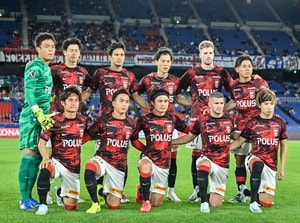 「えっと、、、今週出れる？」「そのままメンバー入りしよう」J1浦和を訪れたまさかの理不尽ストライカーの私服姿に期待と涙の声続々！「愛しかない」「居てくれるだけで心強い」と大反響の画像