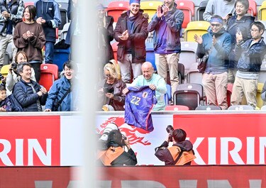 画像 写真 最高に良い話 マジ熱い サッカー日本代表キャプテン吉田麻也とシャルケの熱烈ファンが スタジアムでまさかの ユニフォーム交換 アメリカ代表戦の裏にあった 154分間の漢気話 日本代表 ニュース サッカー批評web