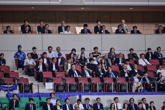 「服装がもう場違いで草生える」日本代表と中国代表とのW杯最終予選の関係者席に並ぶ「全身タイツ姿の人気ユーチューバー」が話題に！「1人だけ全身タイツだけど!!」とツッコミの声の画像003