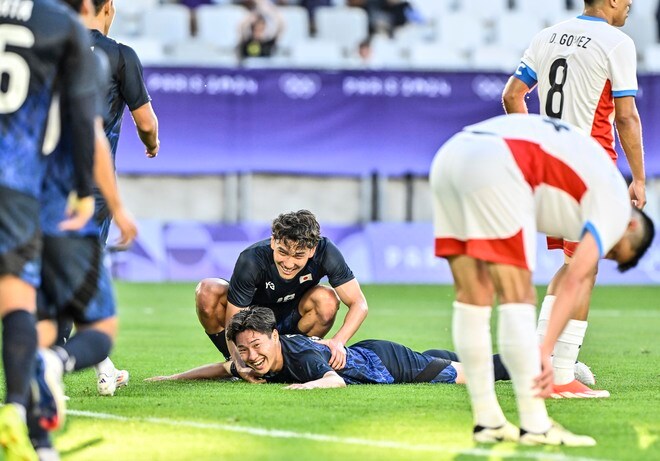 U23サッカー日本代表がパラグアイ相手に5得点大勝！ 三戸舜介と藤尾翔太の2得点などで、パリ五輪の初戦で勢いに乗る勝利……平河悠は退場誘発も自ら座り込んで前半に交代の画像