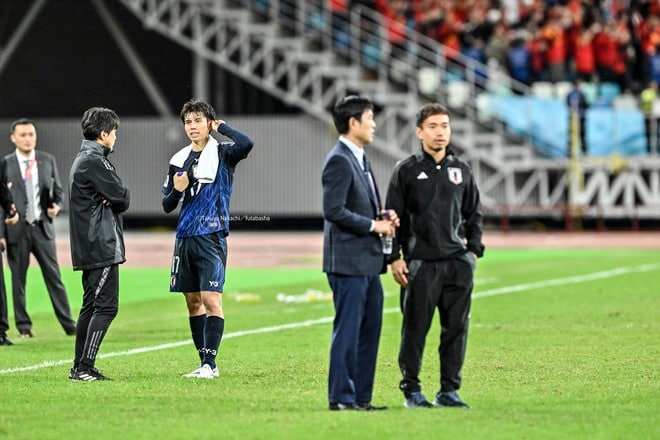 「試合後の白熱した議論イイ」日本代表MF田中碧が試合後に「南野拓実とのホワイトボード議論」見せた！ 先発起用された注目の中国戦後のサッカー探求場面の画像001